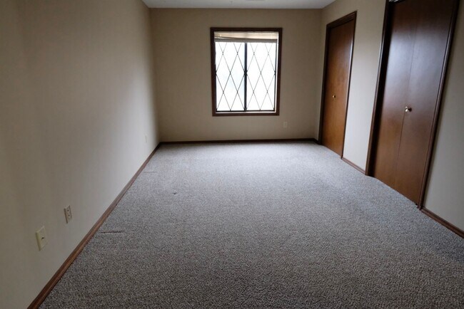 Building Photo - Full Featured Upper 2 Bed, 2 Bath, Garage and Pool