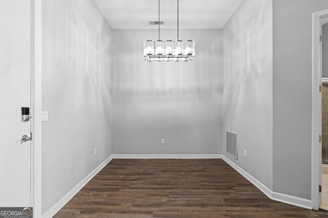 Building Photo - 711 Cosmopolitan Dr NE