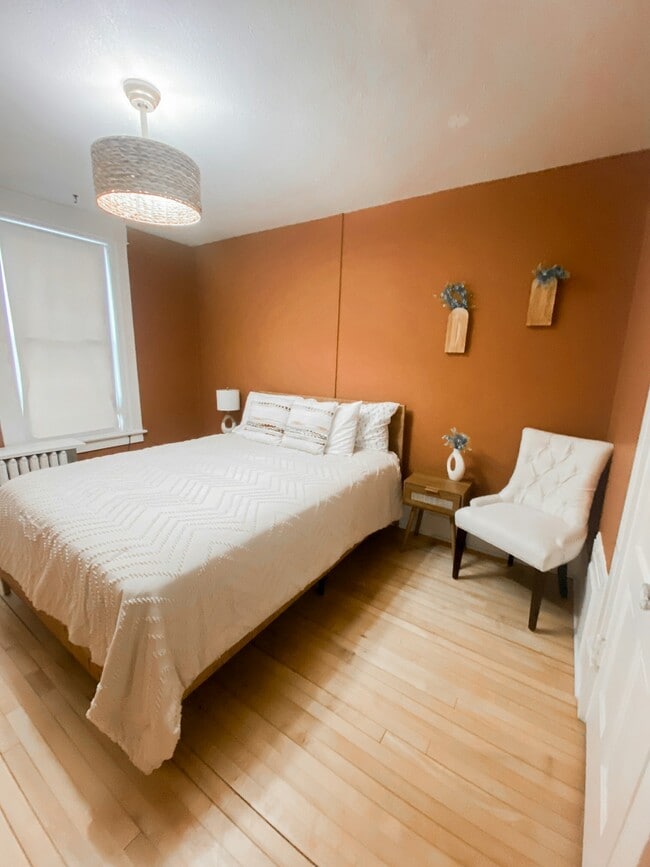 Building Photo - 209 E 3rd St