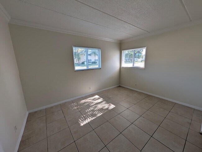 Building Photo - 817 Lighthouse Dr