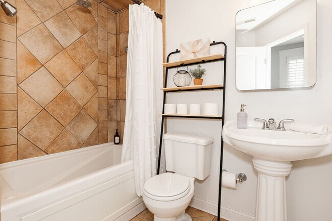 Building Photo - 1354 Broadway