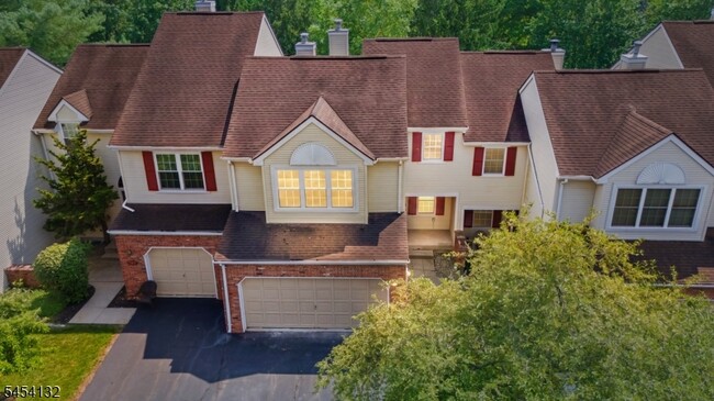 Building Photo - 703 Porter Way W
