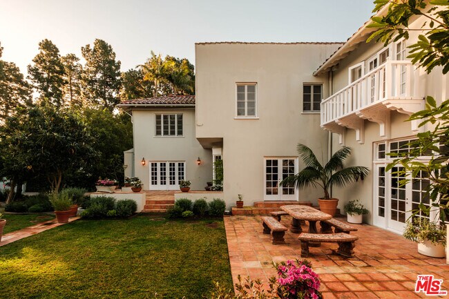 Building Photo - 1004 N Beverly Dr