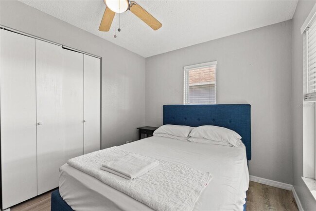 Building Photo - 923 E 12th Ave