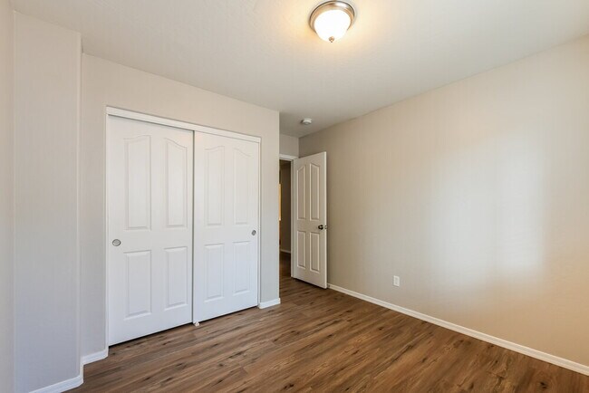 Building Photo - 4045 S Kirby Ct