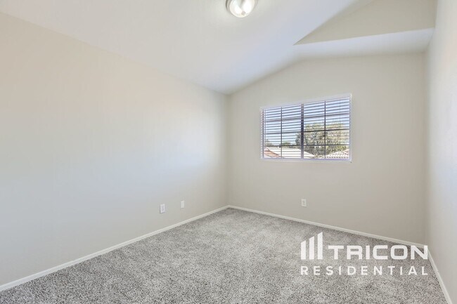 Building Photo - 12527 W Edgemont Ave