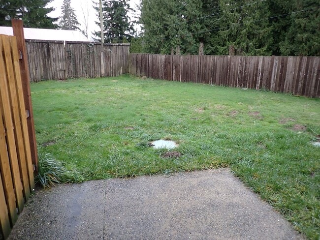 Building Photo - Puyallup Duplex