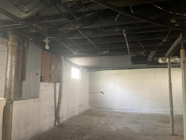 Building Photo - 1047 Bellows Avenue