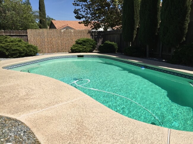 Building Photo - REDUCED! Beautiful Home with Pool and Pool Service Included!