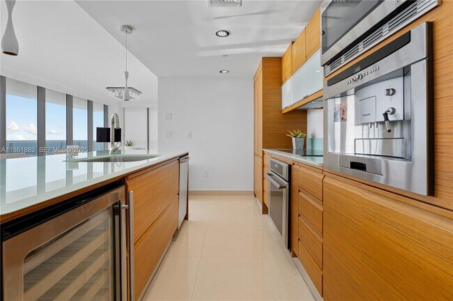 Building Photo - 5875 Collins Ave