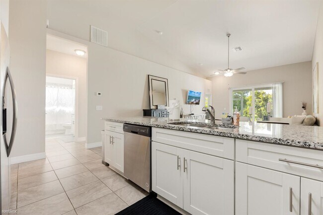 Building Photo - 3 br, 2 bath Duplex - 1722 Southwest 32nd ...