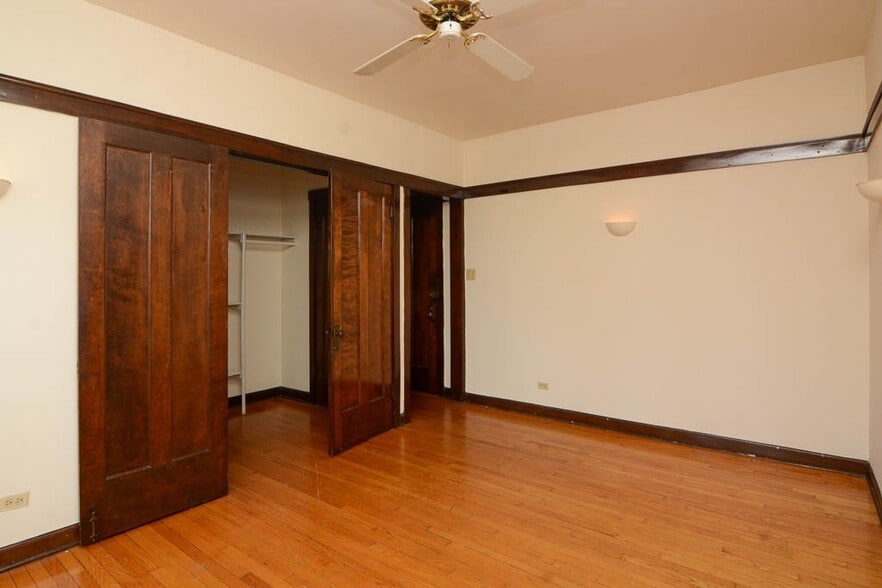 Building Photo - 824 W Waveland
