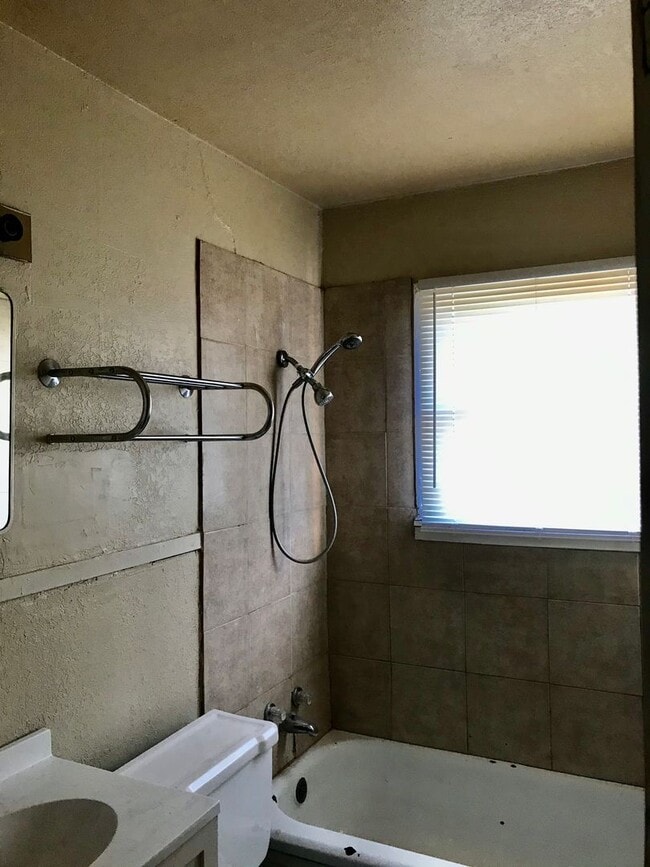 Building Photo - Cute 2 bed, 1 bath, 1 car garage in North Amarillo!