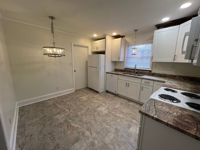 Building Photo - 1920 Eastway Dr