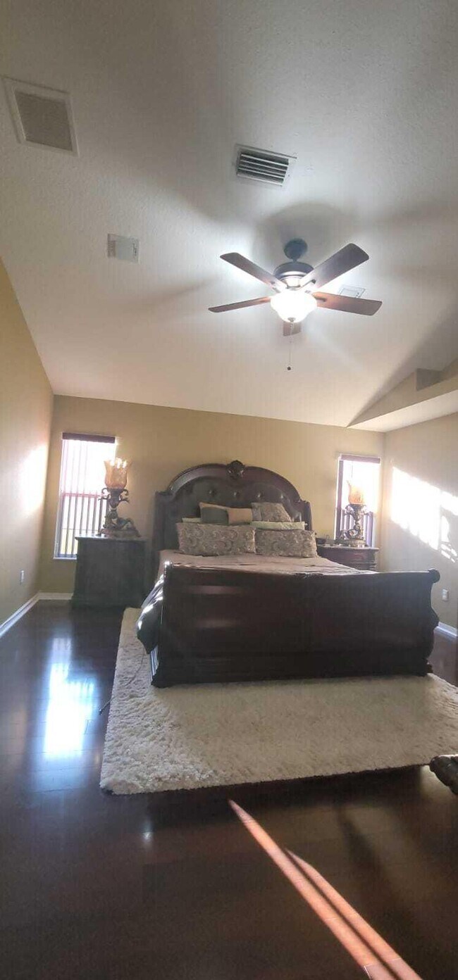 Building Photo - 211 NE 13th Ave