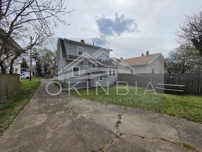 Building Photo - 713 W Hillcrest Ave