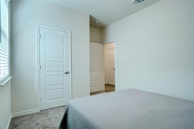 Building Photo - 2325 Brightstone Dr