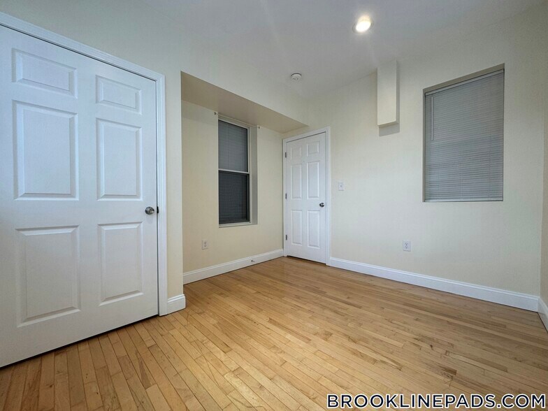 Building Photo - 1801 Beacon St