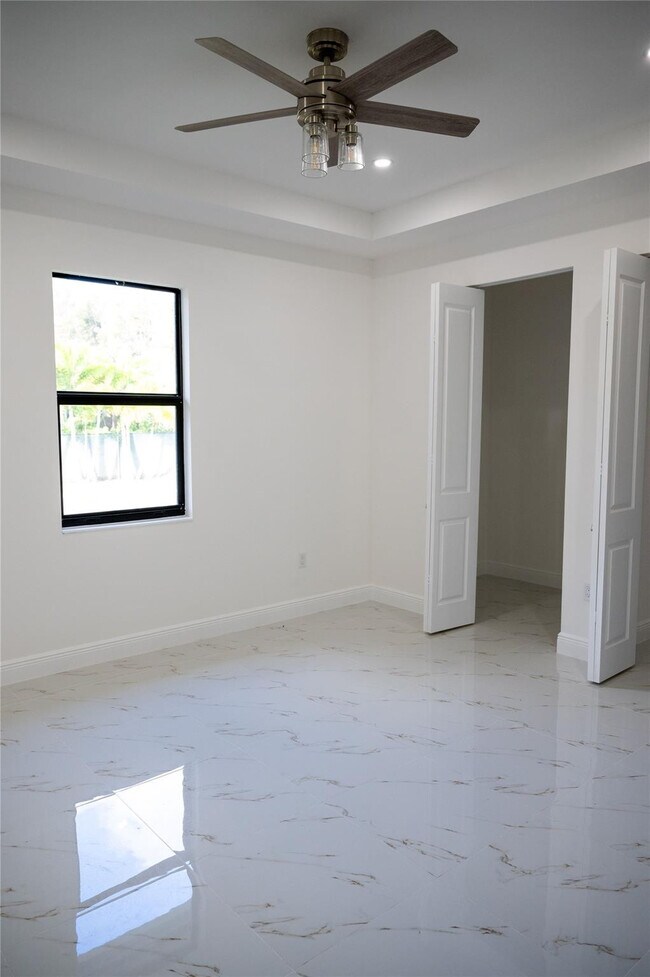 Building Photo - 6490 W Park Ln