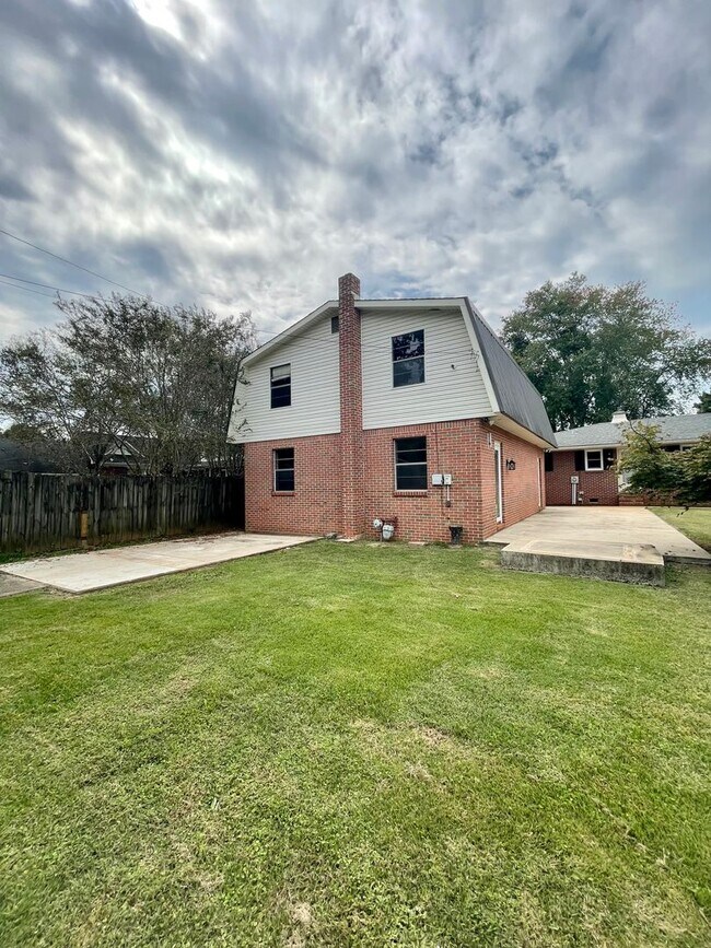 Building Photo - 3 bedroom 2.5 bath in the heart of Athens!...