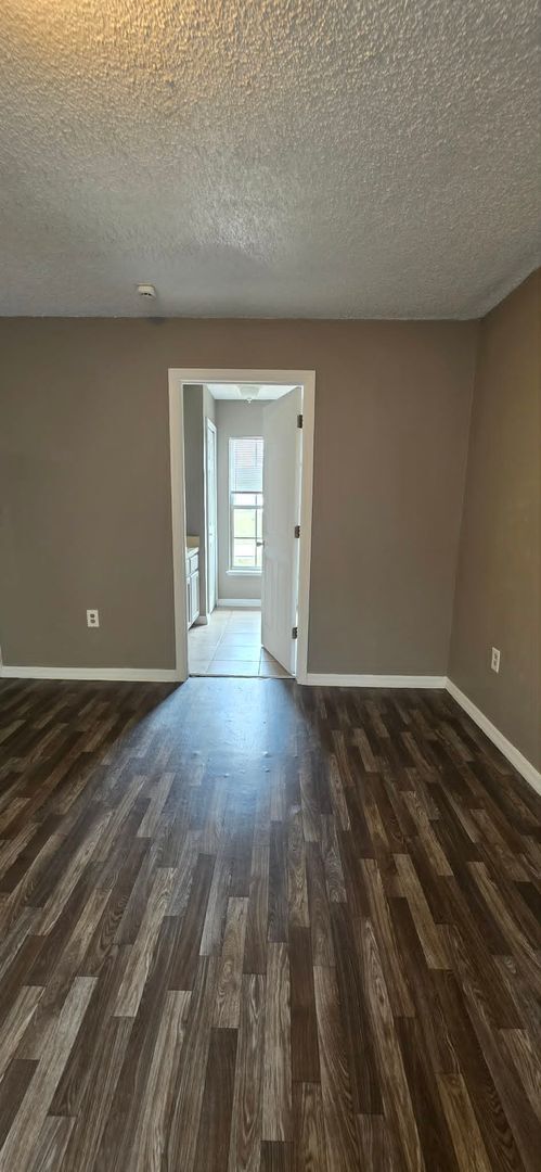 Building Photo - Spacious 3BR Home with Florida Room & Fenced Backyard