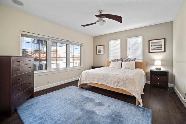 Building Photo - 435 S Oregon Ave