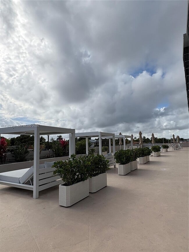 Building Photo - 2500 NE 135th St