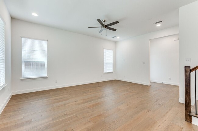 Building Photo - Modern 3 Bedroom / 2.5 Bath Townhome in Fo...