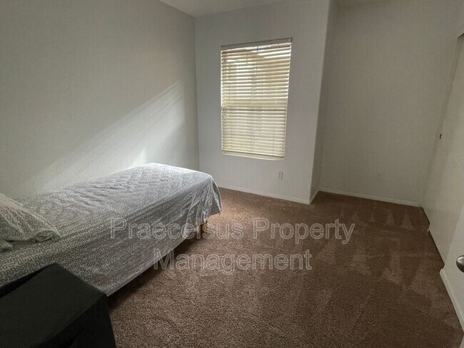 Building Photo - 1459 Claude Ln