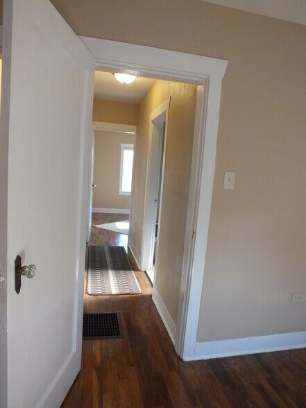 hallway view to large bedroom - 413 S 8th St