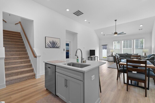 Building Photo - Wonderful Short-Term Furnished Townhome Cl...