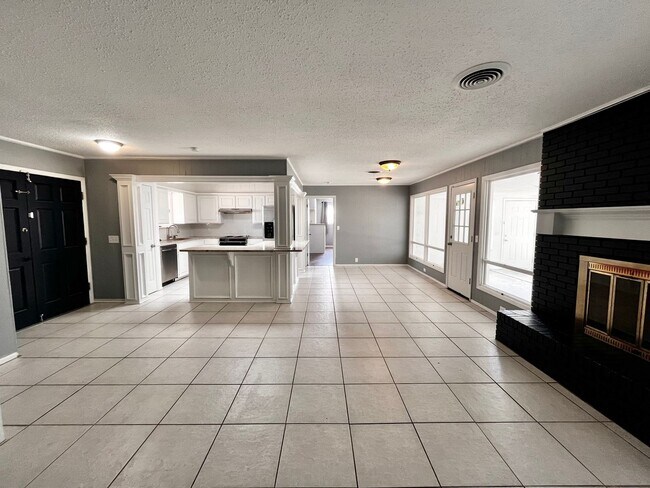 Building Photo - Amazing 4/2.5 in Prime Location! Minutes from Texas Tech and Hospitals!