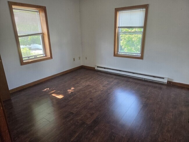 Building Photo - 118 Elm St