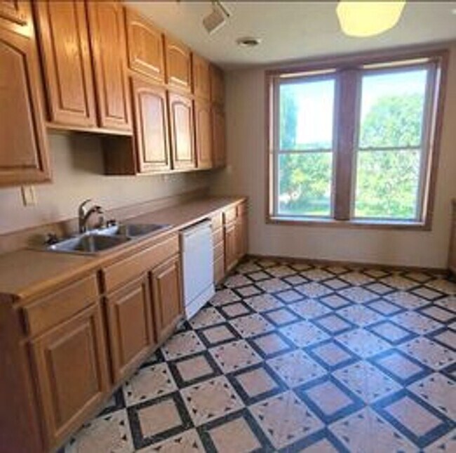 Building Photo - More Space than you can dream of! 5bed 2 b...