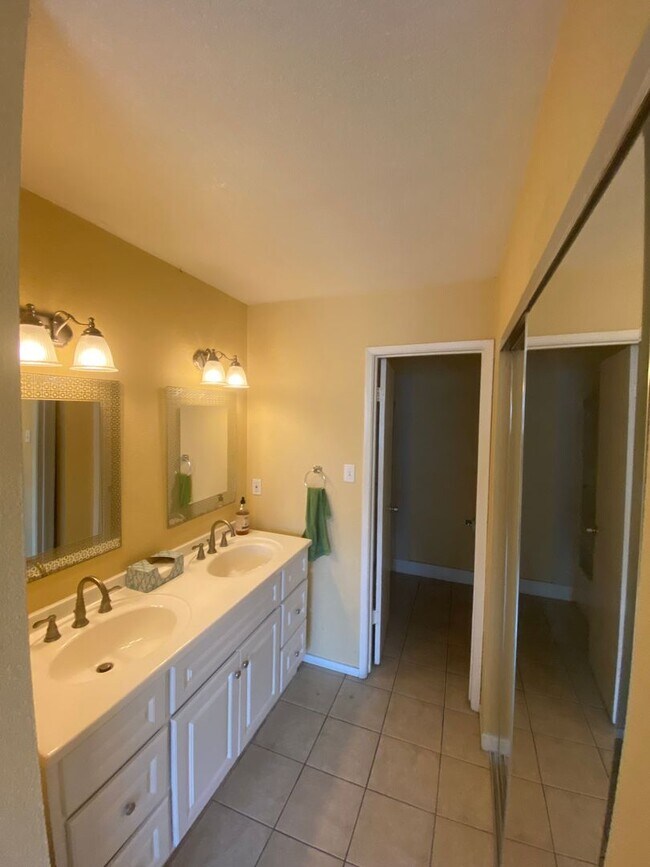 Building Photo - 2021 Sierra Rd