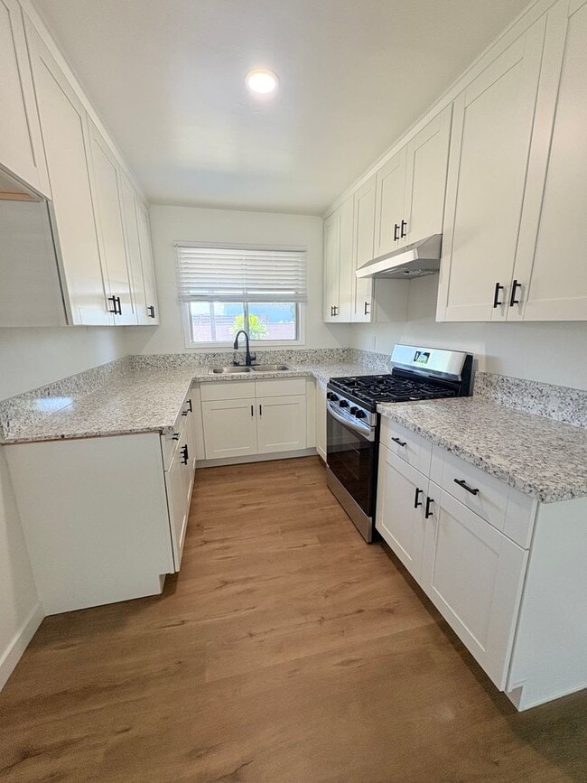 Building Photo - Lovely 3 Bedroom 1 Bath House with Garage