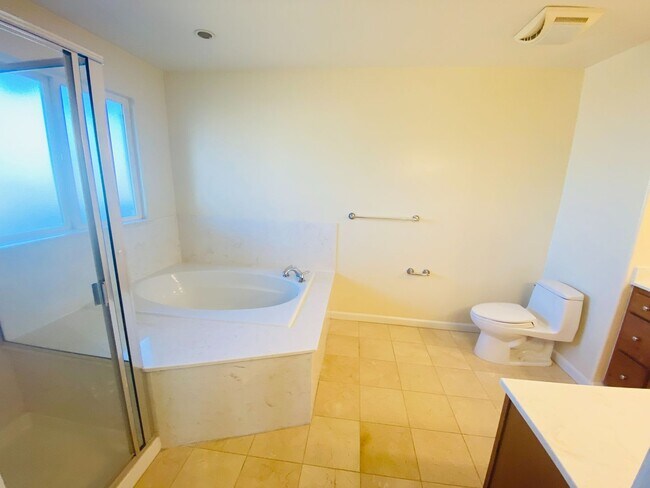 Building Photo - Beautiful Townhome in Downtown San Jose.  ...