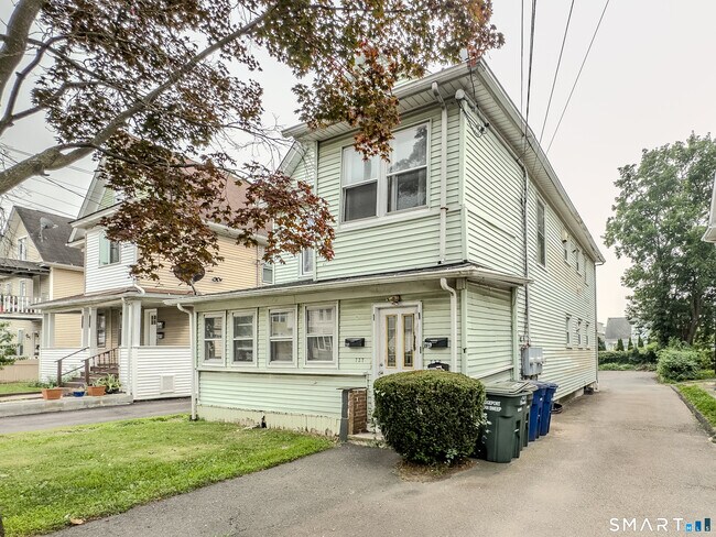 Building Photo - 727 Brewster St