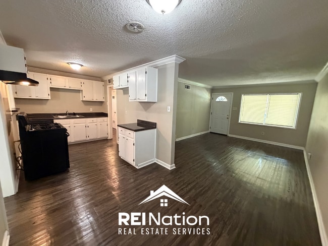Building Photo - Charming 3BR/2BA East Memphis Home | 1,795 Sq Ft, Hardwood Floors & Fireplace