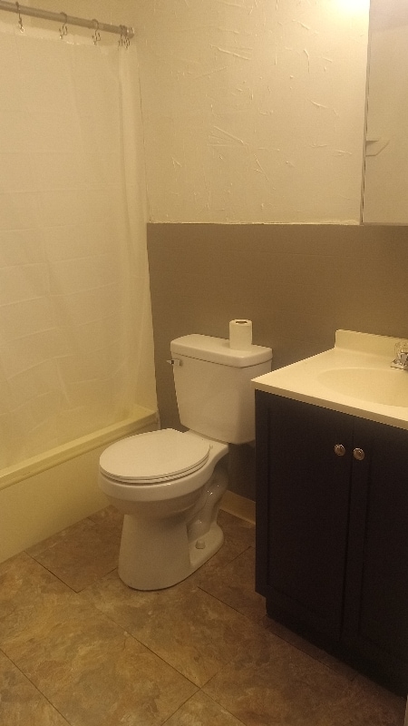 Building Photo - 418 W 8th St