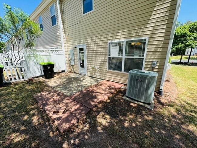 Building Photo - Gorgeous 3 Bedroom Townhome - Ready and Available