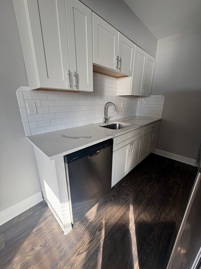 Building Photo - Beautiful Studio Apartment