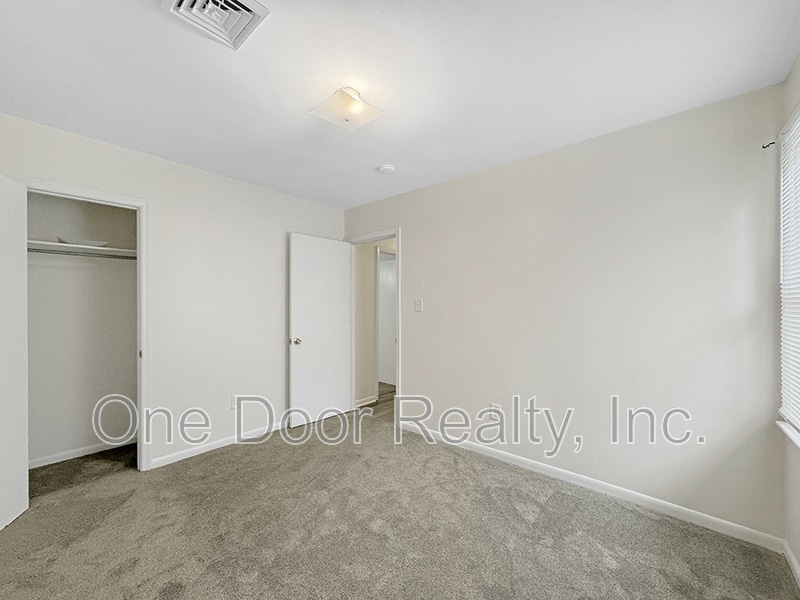 Building Photo - 105 Walker Dr