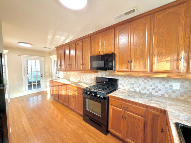 Building Photo - 1216 Eastwood Ave