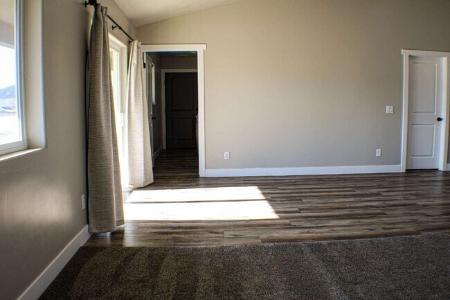 Building Photo - Like-New 3-Bed, 2-Bath Home in Enterprise – Modern, Bright & Move-In Ready!