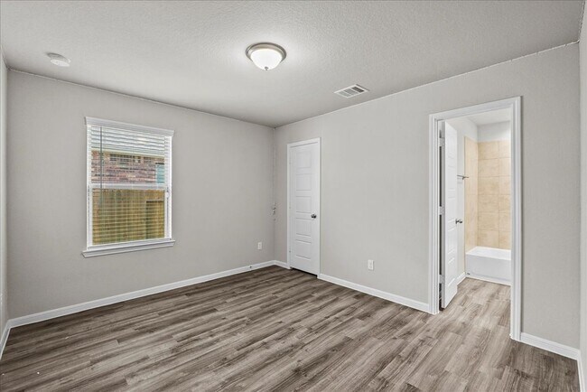 Building Photo - 4302 Fenwick Rd