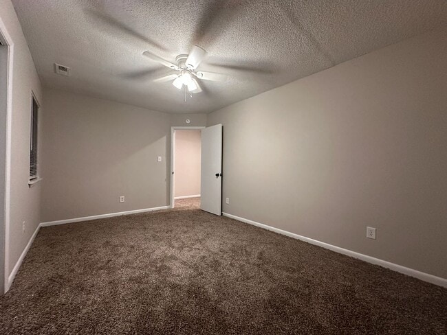 Building Photo - Convenient, in town living with garage!