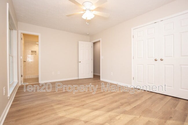 Building Photo - 6823 Live Oaks Dr