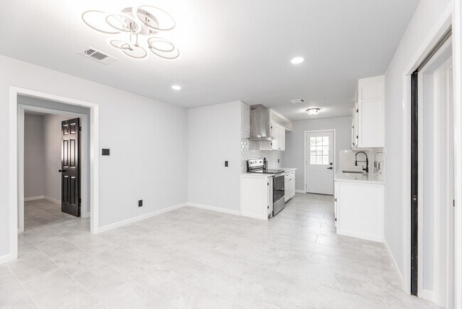 Building Photo - 1109 E Columbia Ln