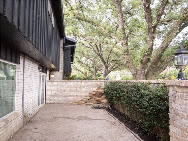 Building Photo - 2001 Stoney Brook Dr